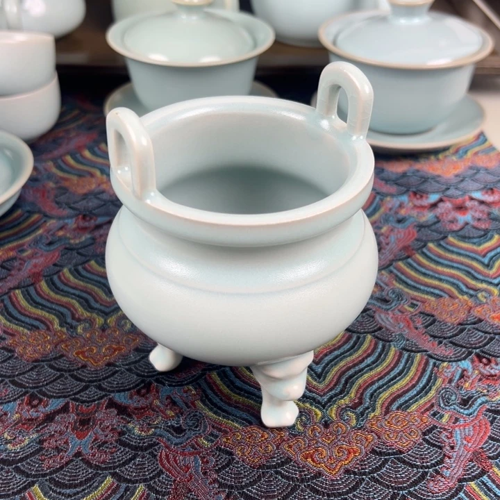 摆件陶仿古釉釉水三足兽香炉微瑕