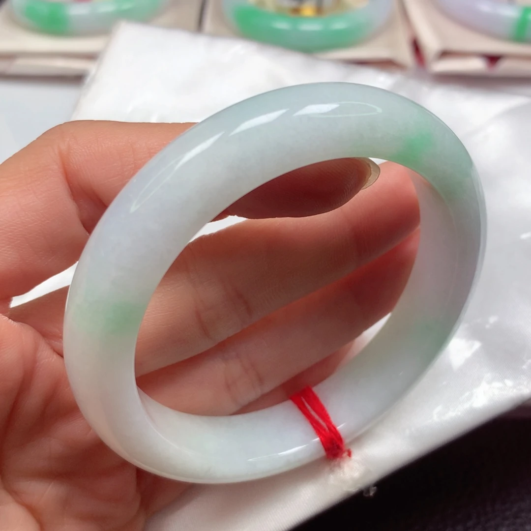 翡翠未镶嵌手镯细腻白底青飘果阳绿5556