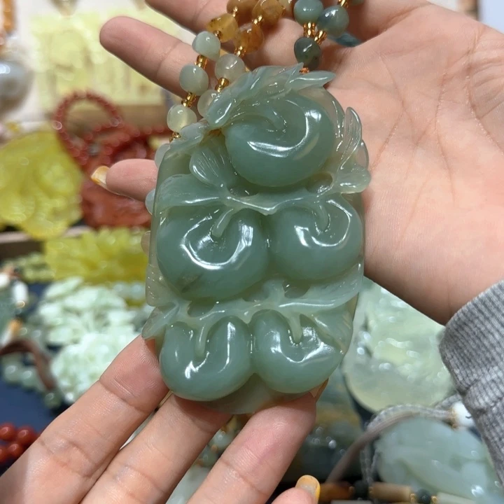 未镶嵌蛇纹石玉吊坠