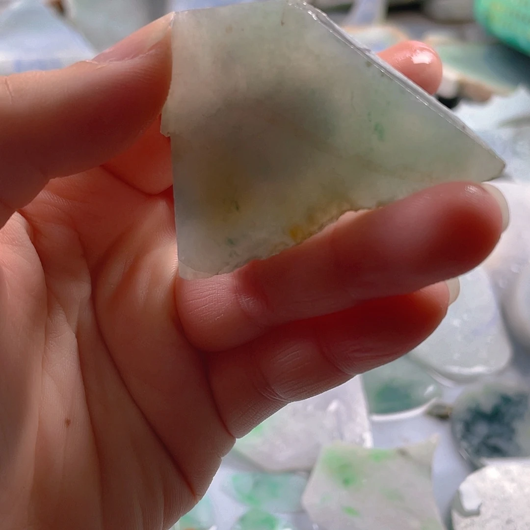 颈饰未镶嵌翡翠。