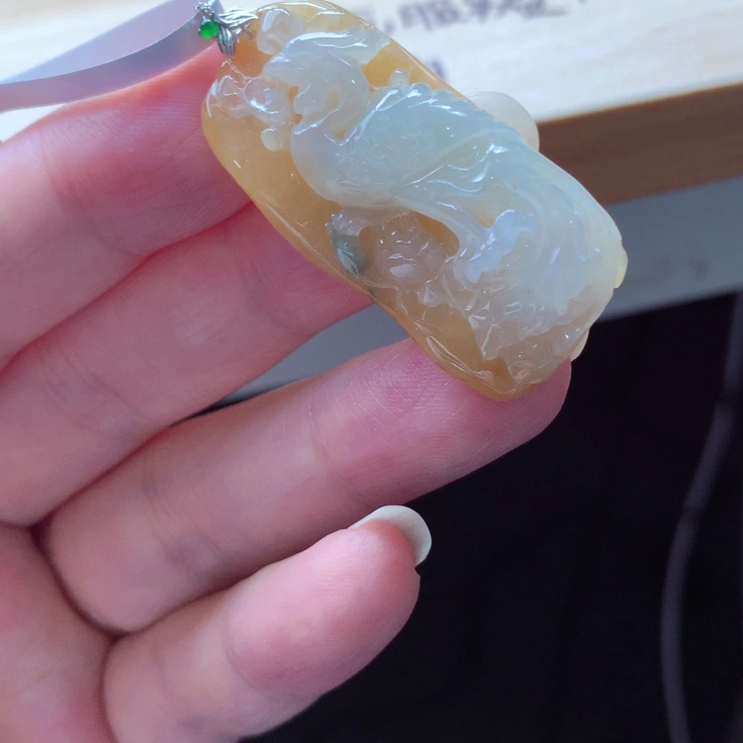 翡翠18K金镶嵌颈饰吊坠