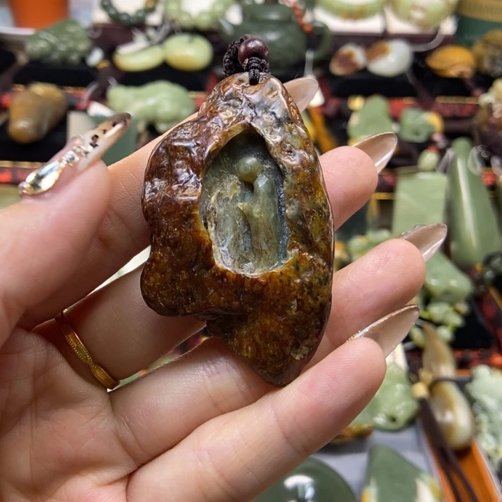 颈饰未镶嵌岫岩河磨玉（透闪石质玉）