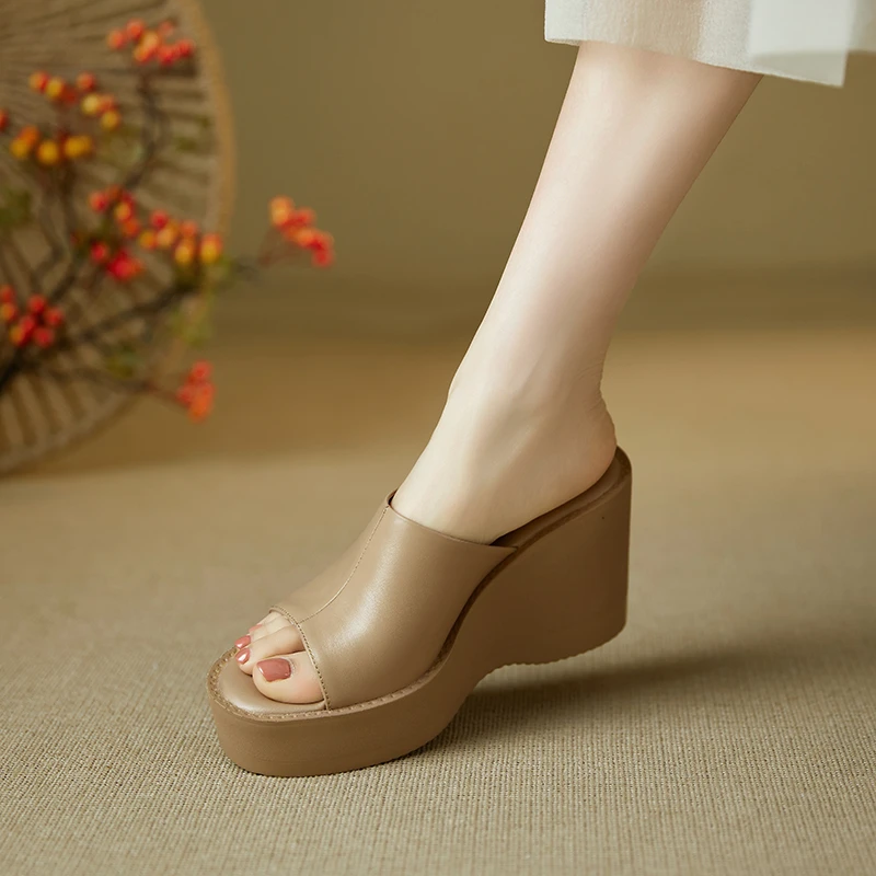 9.5cm百搭真皮凉拖鞋女士新款露趾厚底高跟坡跟鞋小个子舒适拖鞋