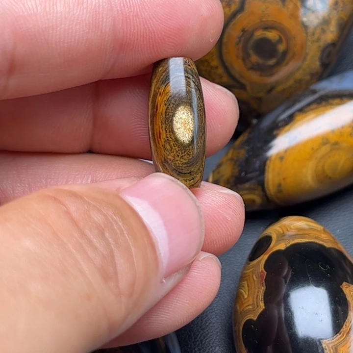 嘴***扬颈饰未镶嵌石英岩玉