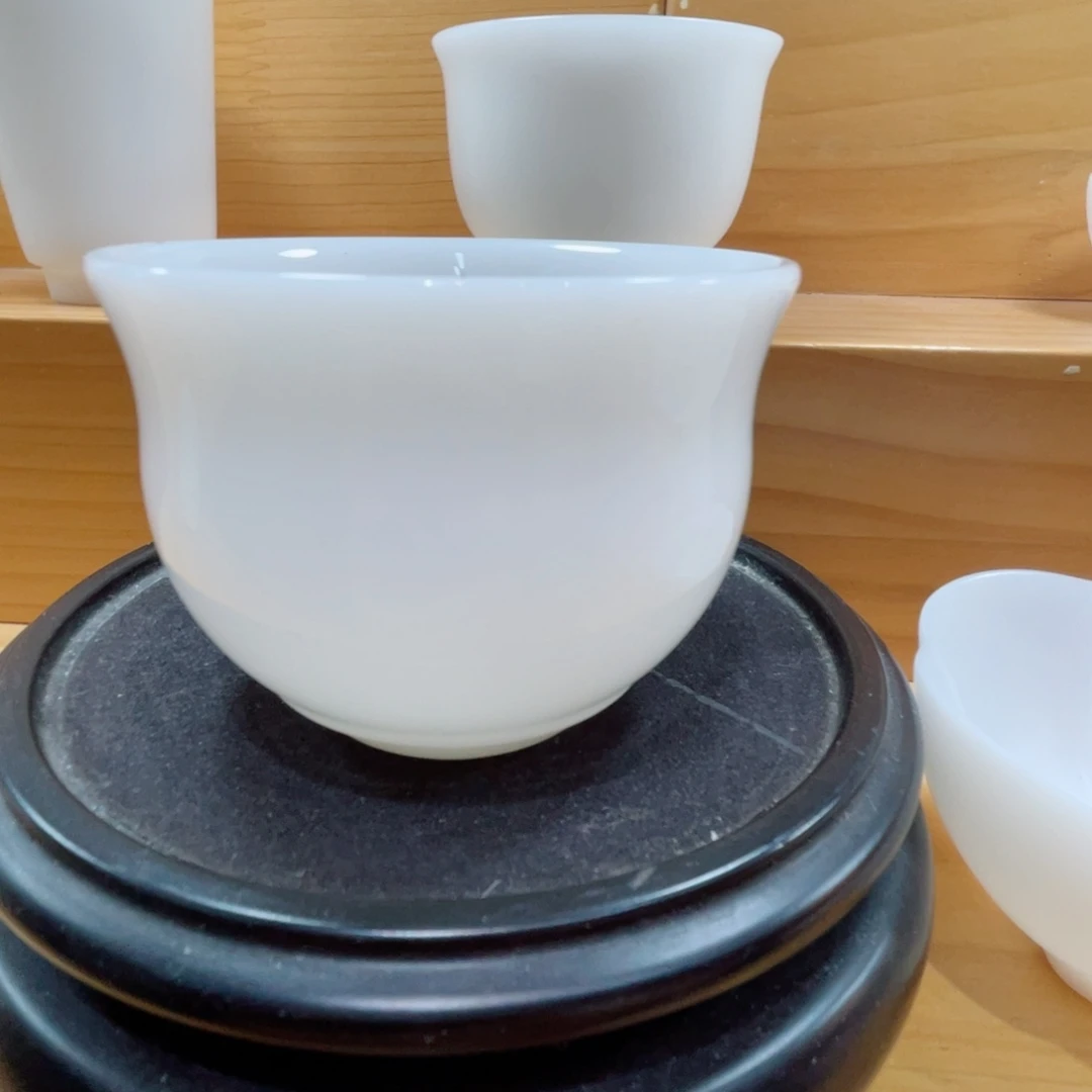 手绘的画风和色彩都是非常有特色和艺术