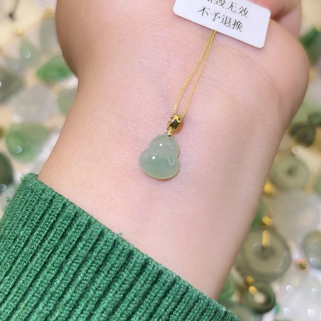 翡翠18K金镶嵌颈饰葫芦