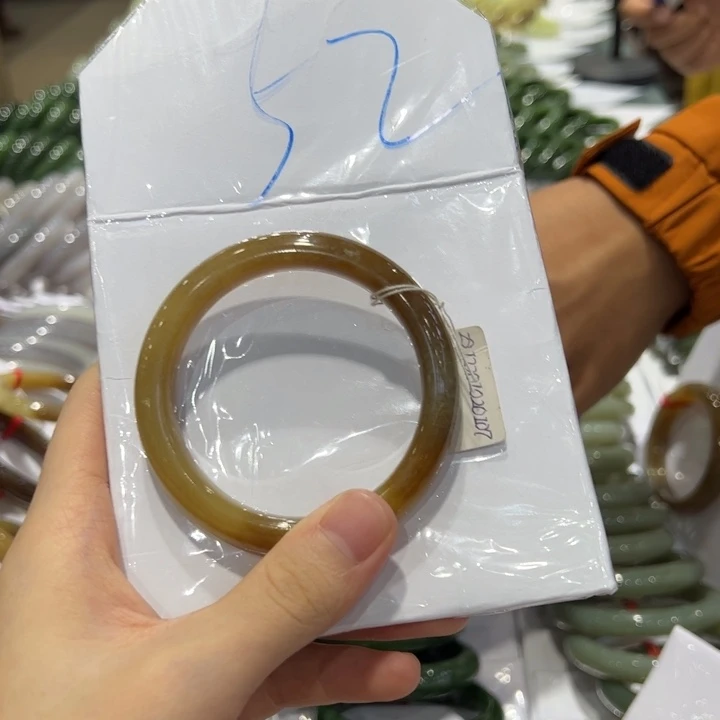 小***张和田玉未镶嵌手镯