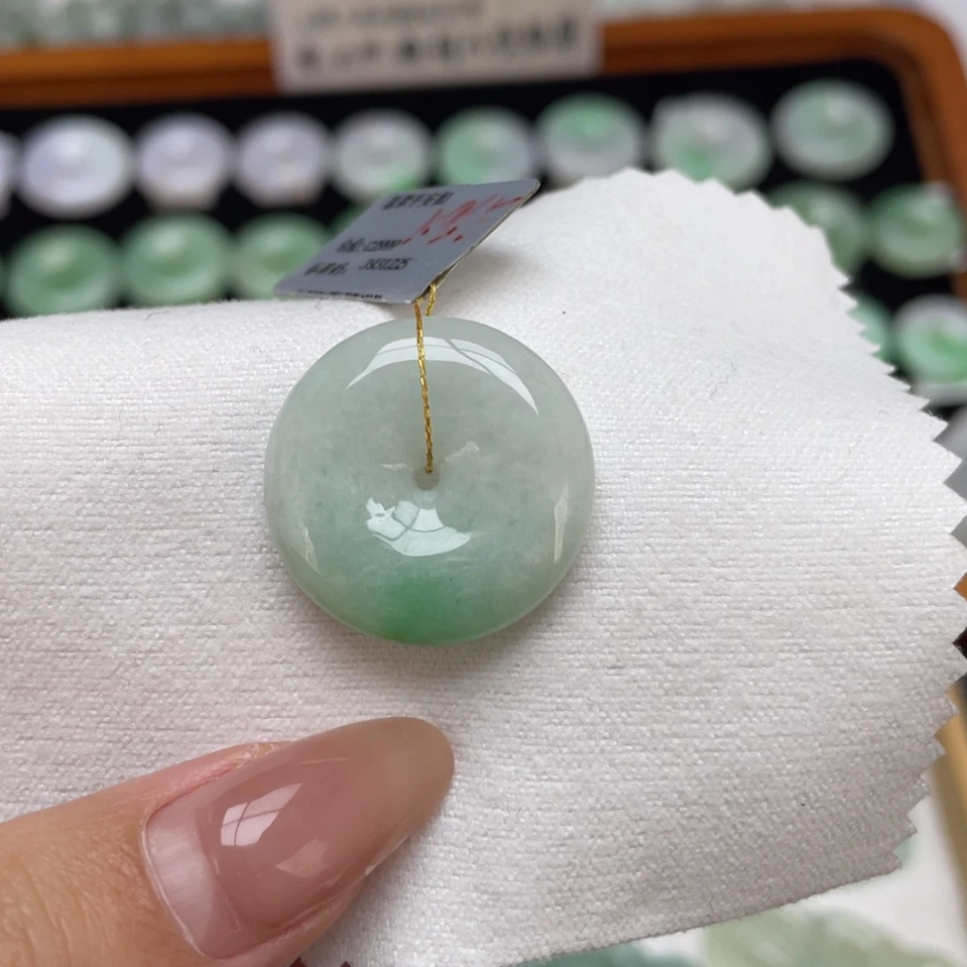 翡翠未镶嵌颈饰平安扣