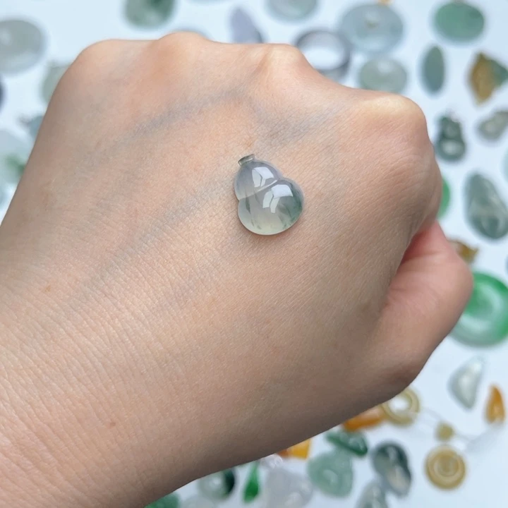 小***伴翡翠未镶嵌颈饰葫芦