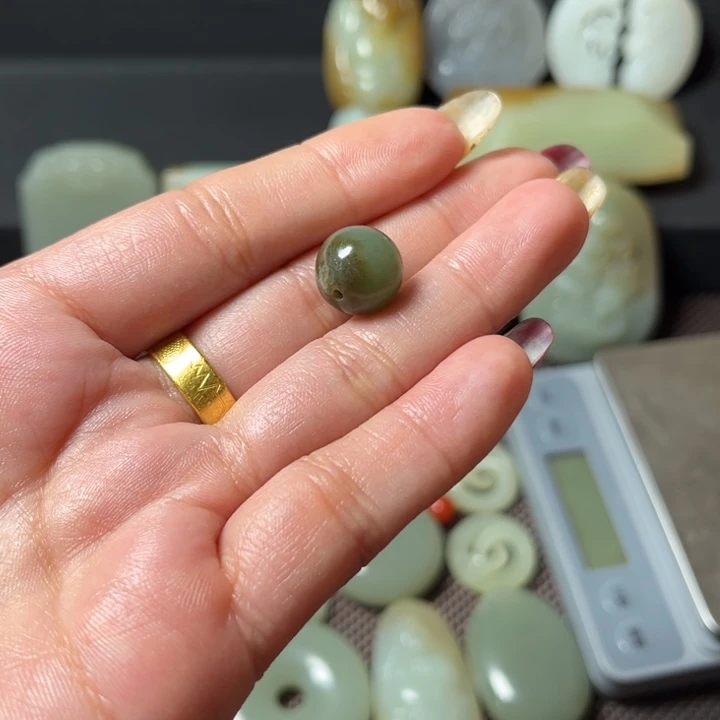 南***地和田玉（糖玉）未镶嵌挂件