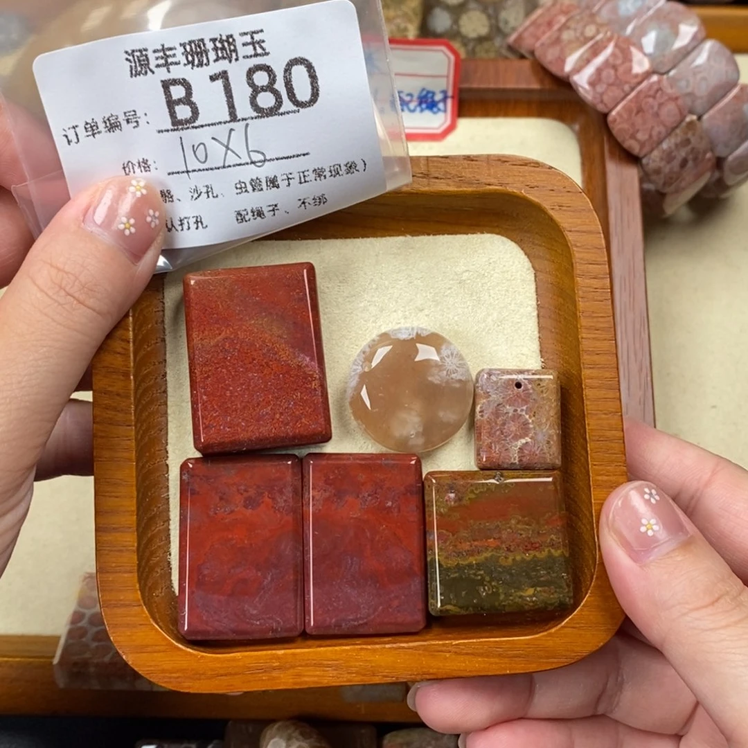 君***愁硅化玉未镶嵌颈饰