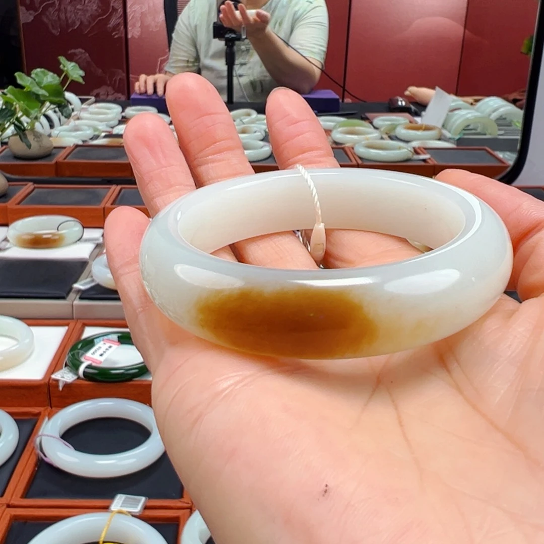 和田玉手镯未镶嵌匆**过