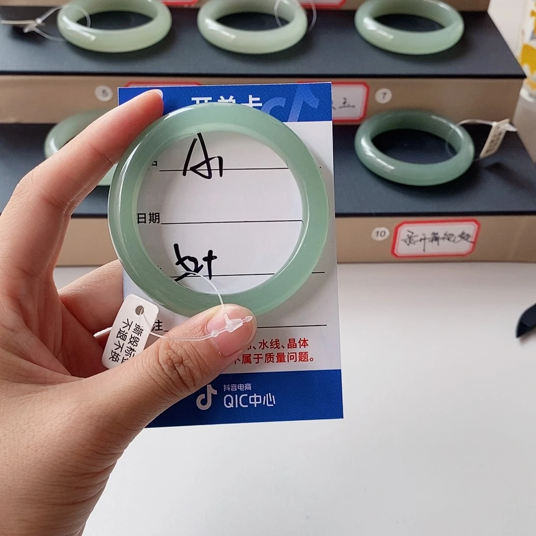 海***夫未镶嵌手镯石英质玉