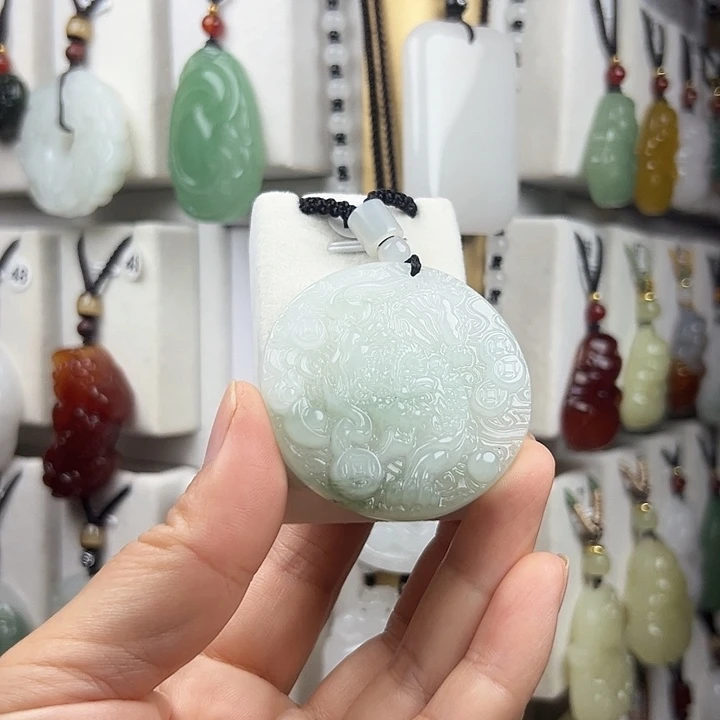 俊***哥石英质玉（金丝玉）未镶嵌颈饰