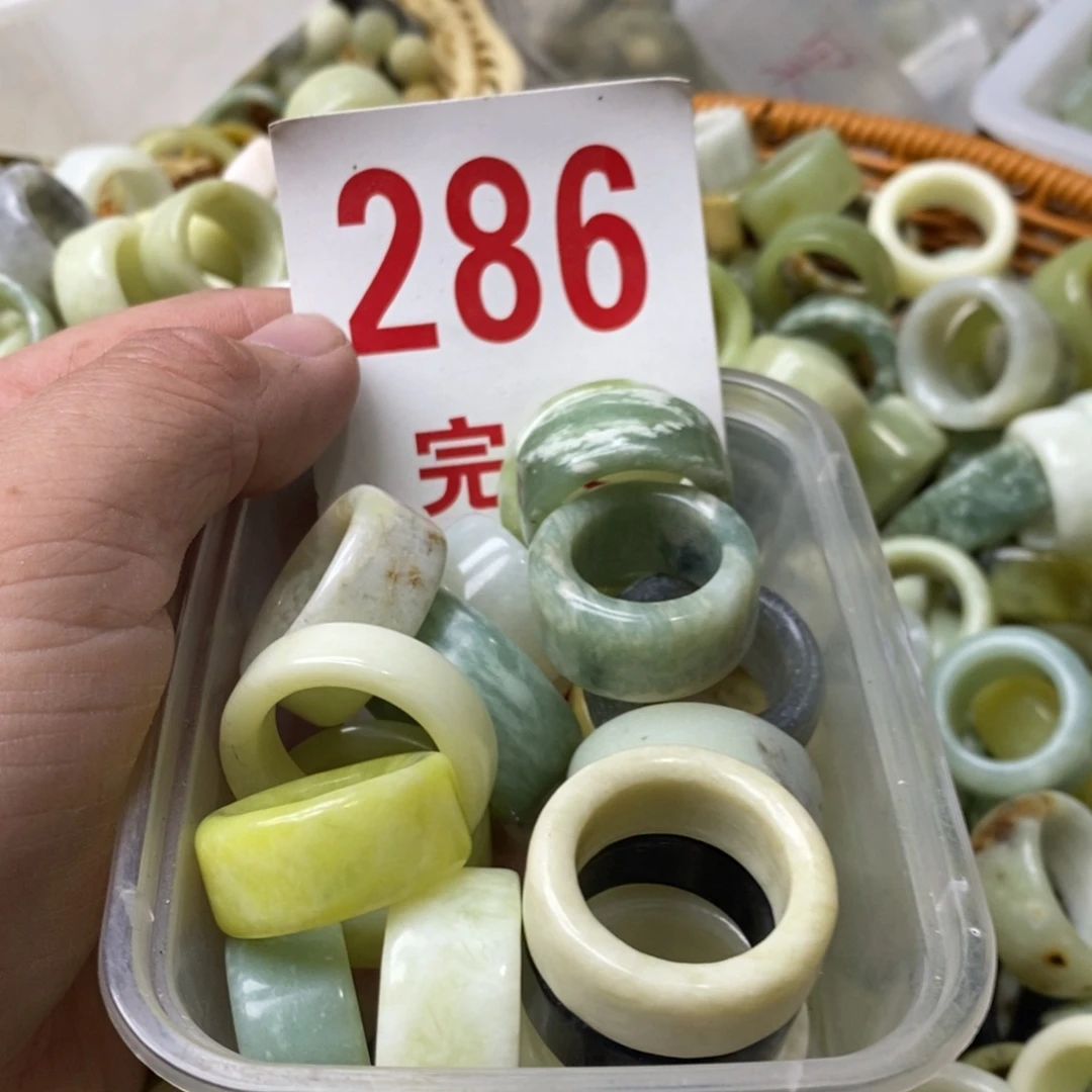 蛇纹石玉挂坠未镶嵌