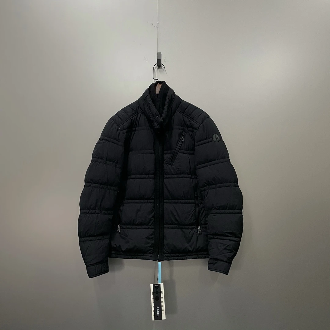 95新 MONCLER 黑色拼接羽绒服 1码/12500/无配件 fg202362