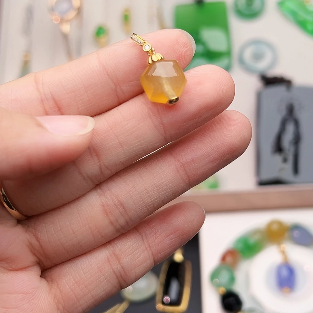 翡翠18K金镶嵌颈饰金黄小吊坠