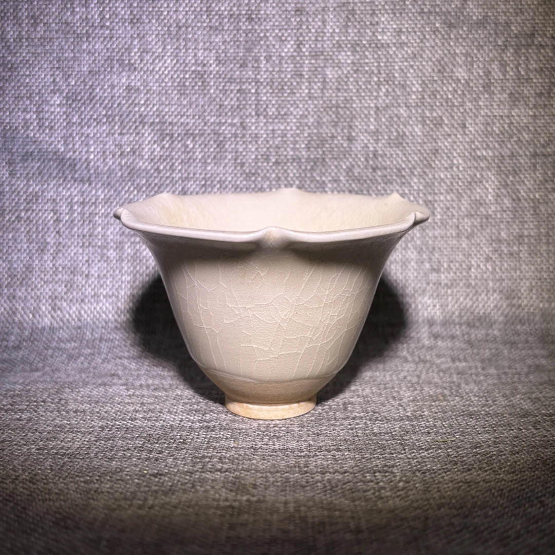 隋白纯手工花口杯