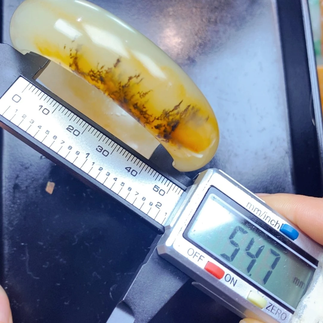 石英质玉（黄龙玉）未镶嵌颈饰