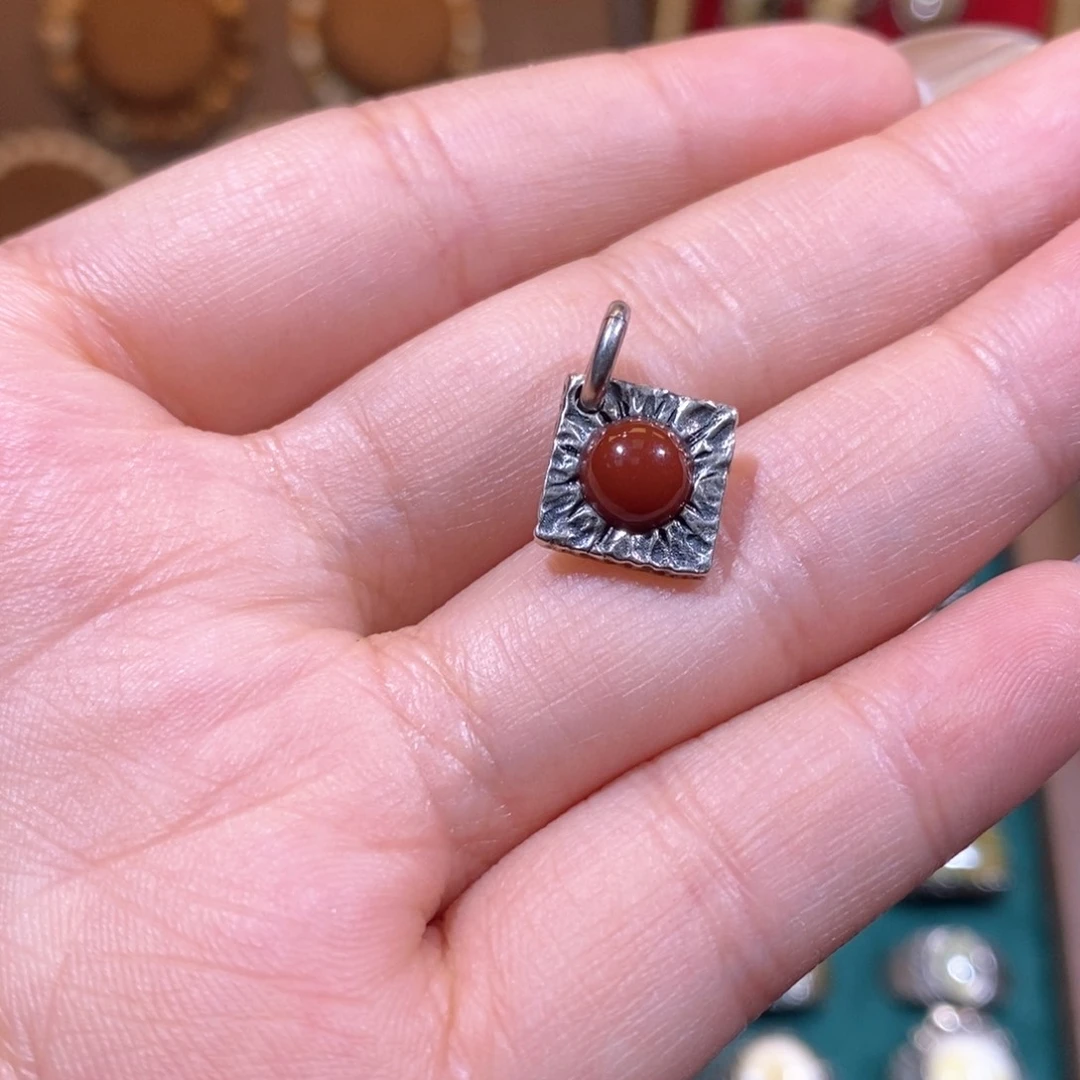 南红玛瑙颈饰银S925镶嵌吊坠