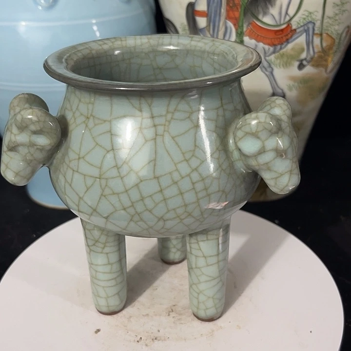 杨***瓷片摆件等各种工具进行