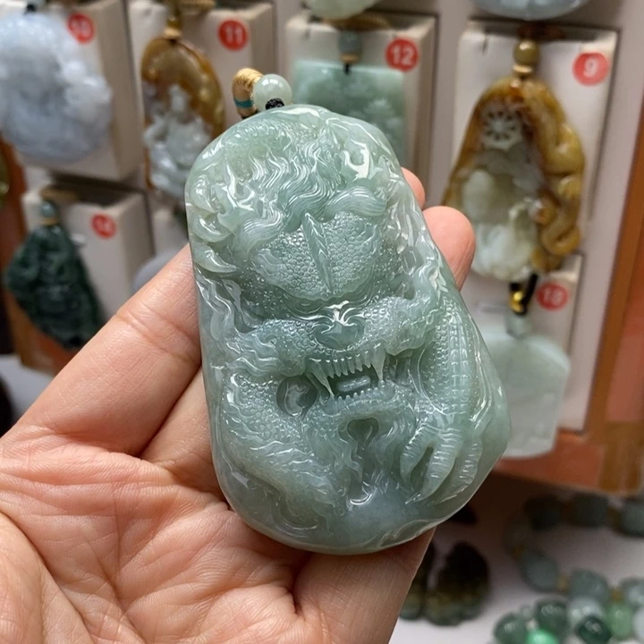 翡翠未镶嵌颈饰龙牌