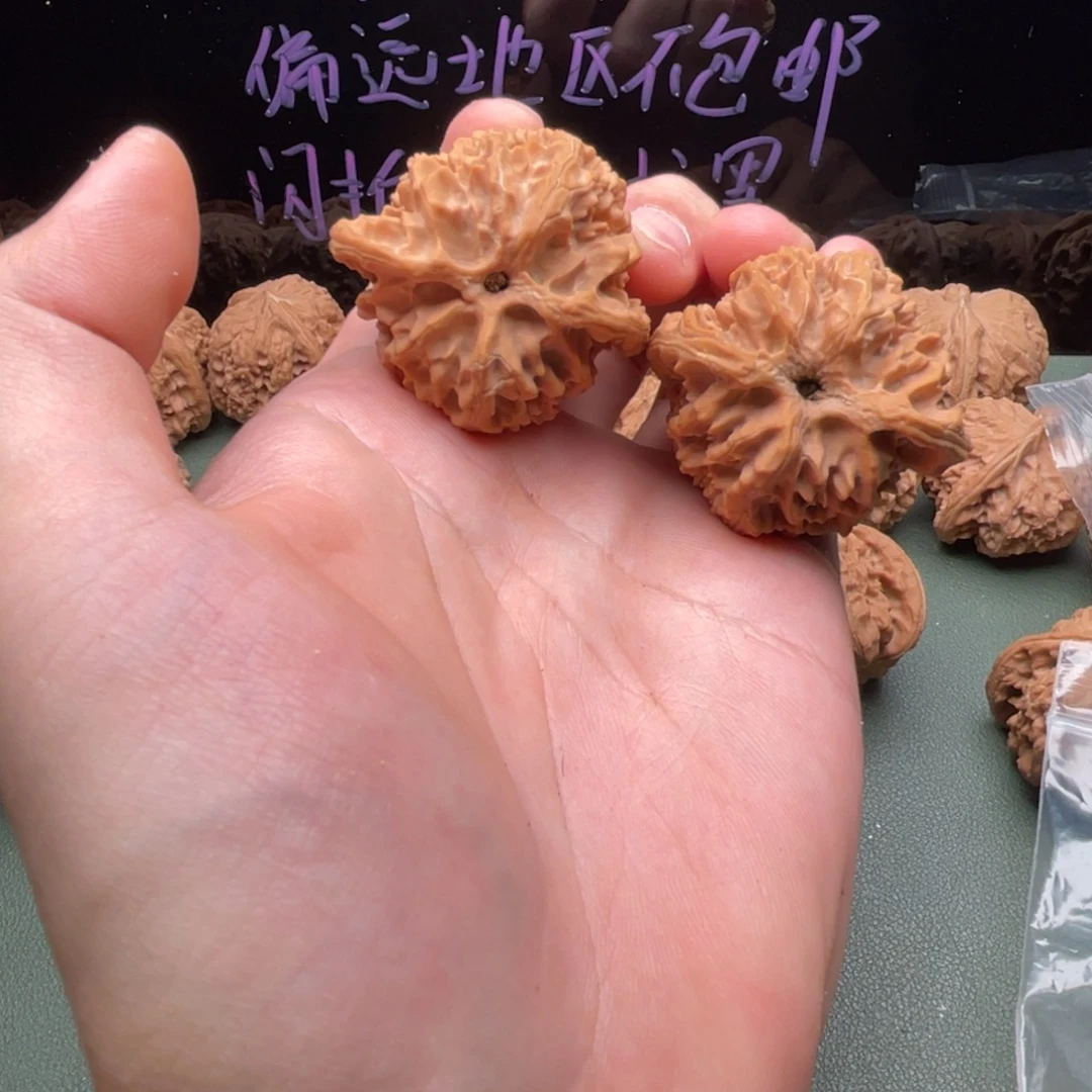 嘉***哥把件核桃42全品三角苹果园