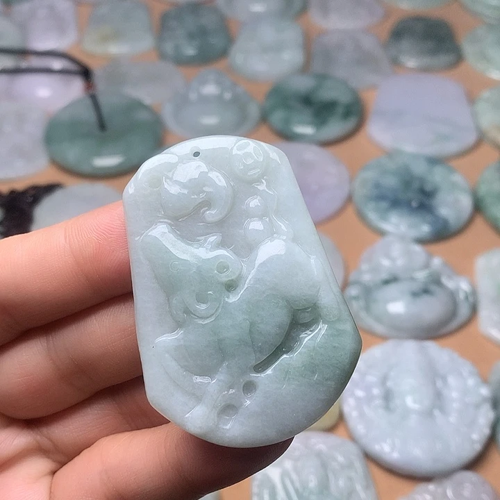 翡翠未镶嵌颈饰牛