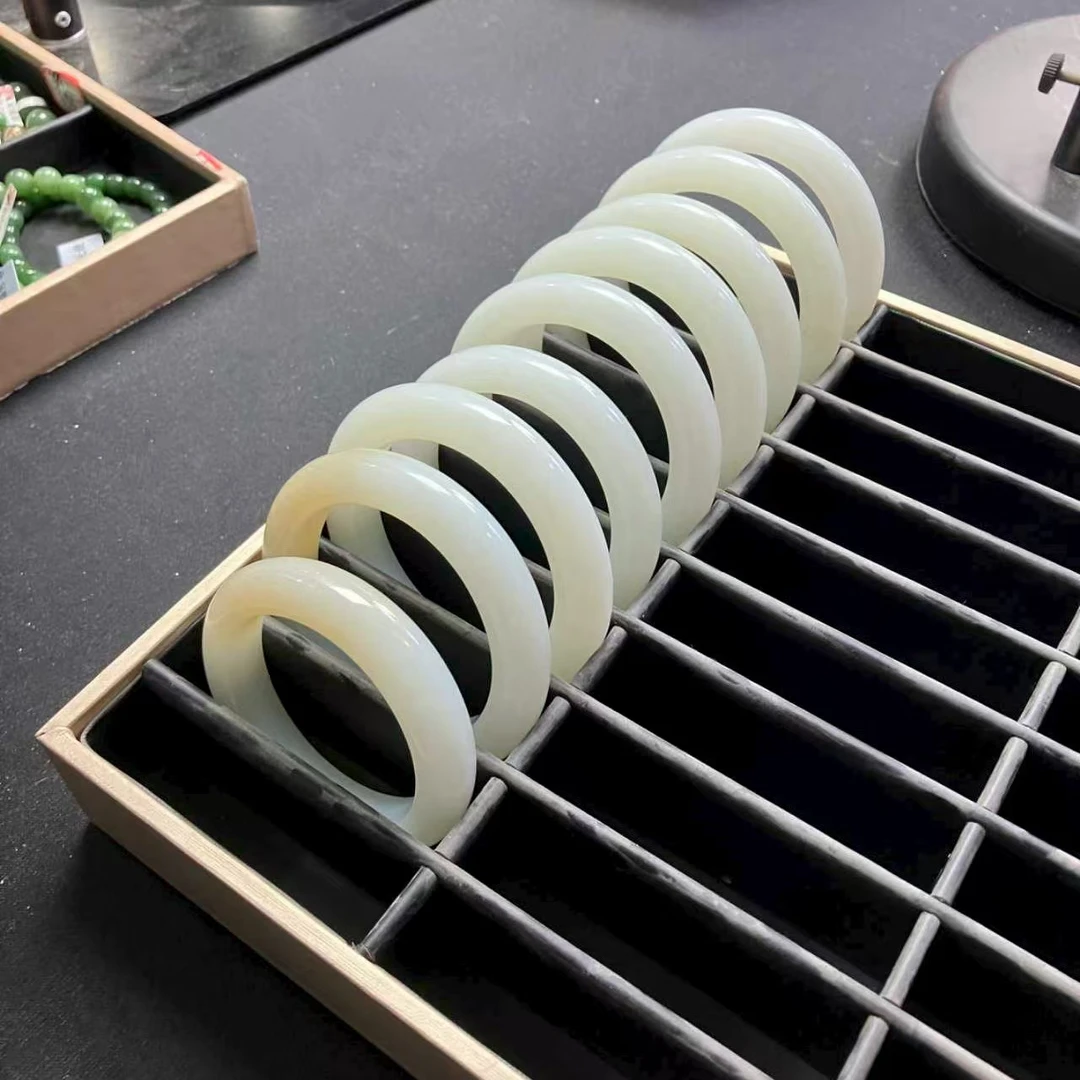 天然和田玉俄料白玉手镯（多样性发货）拍一发一