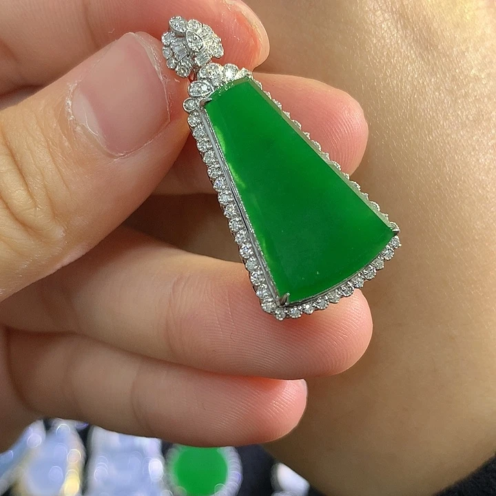 翡翠18K金镶嵌颈饰无事