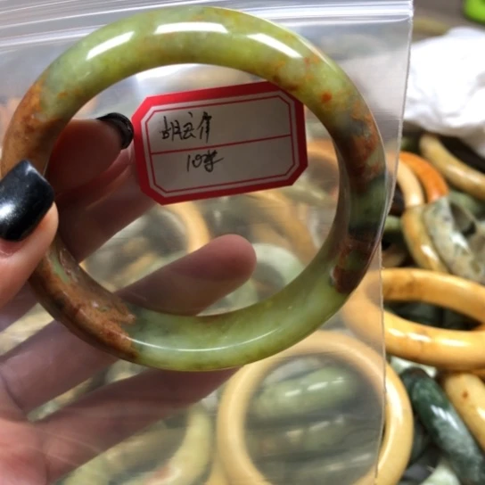 未镶嵌蛇纹石玉手镯胡*伟