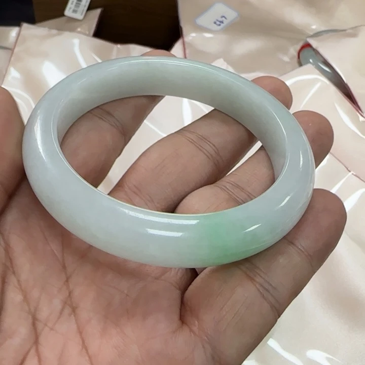 栀***年翡翠未镶嵌手镯翡翠