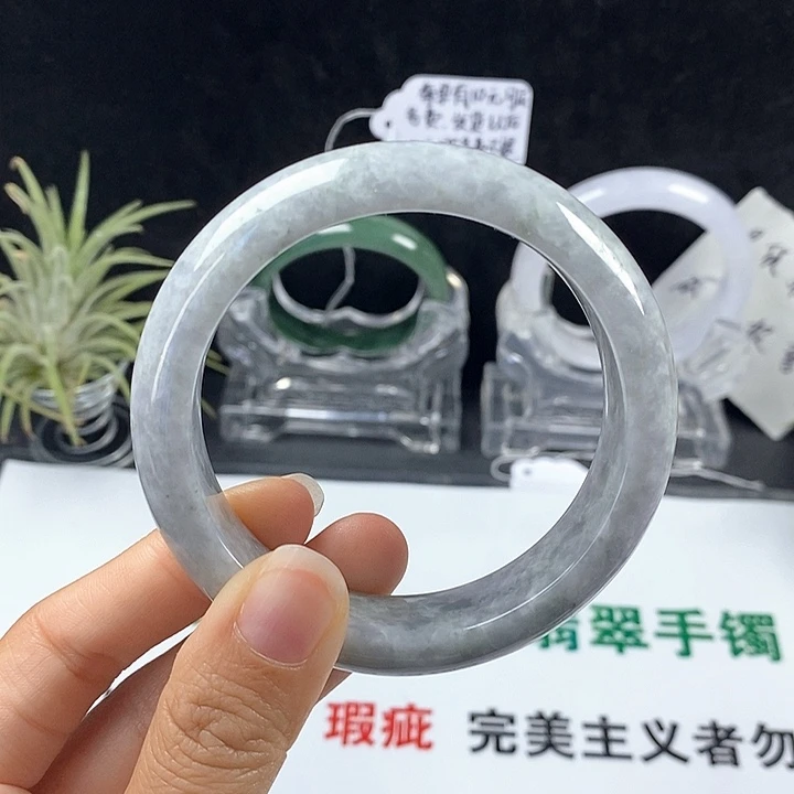 翡翠未镶嵌手镯45号。 57.3圈