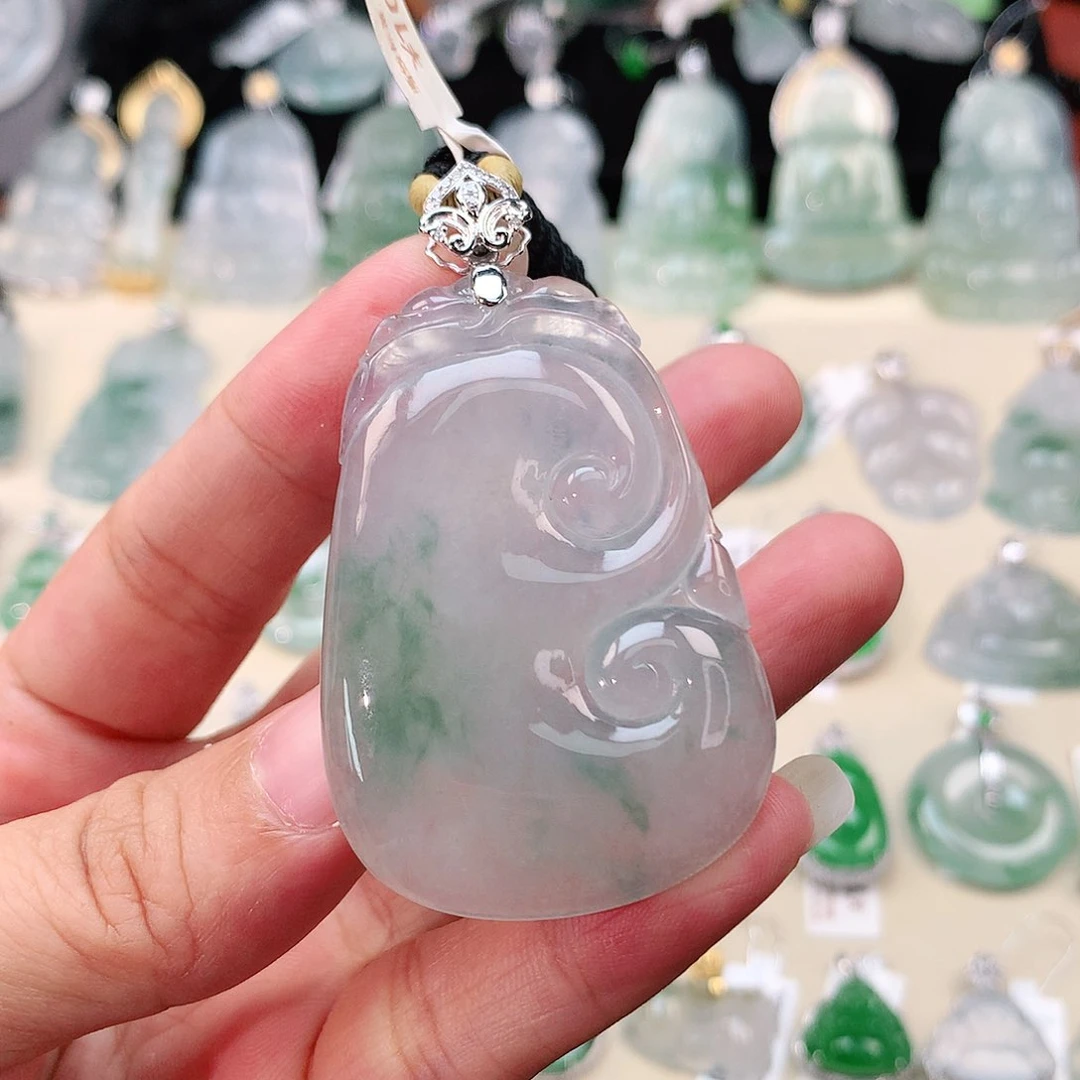 翡翠18K金镶嵌颈饰如意