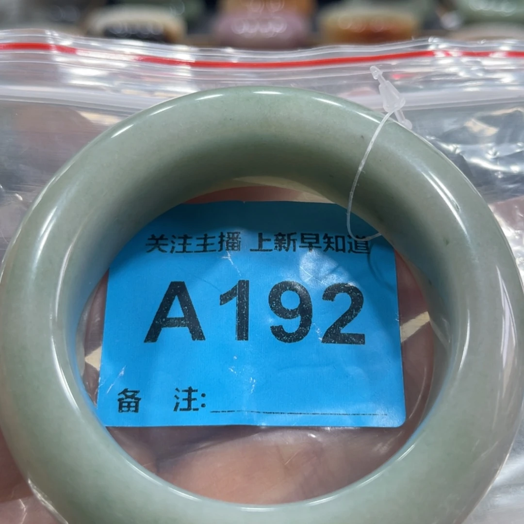 石英质玉手镯未镶嵌玛***?