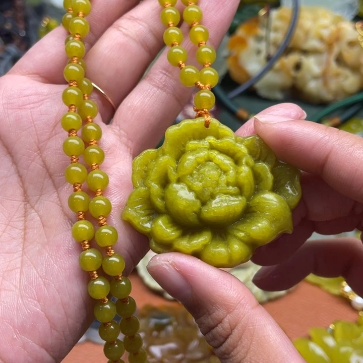 蛇纹石玉未镶嵌颈饰