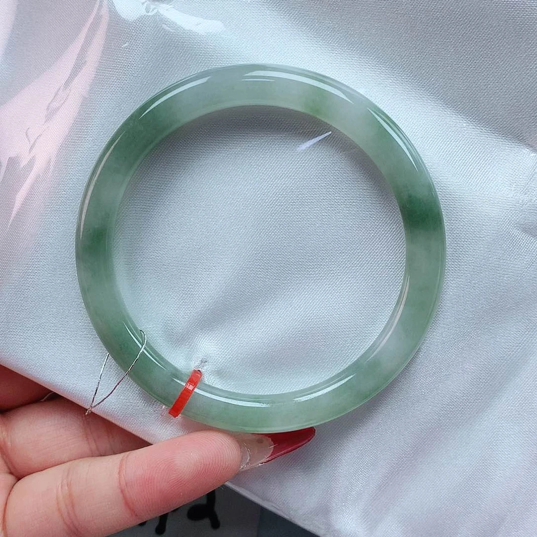 翡翠手镯未镶嵌55圈