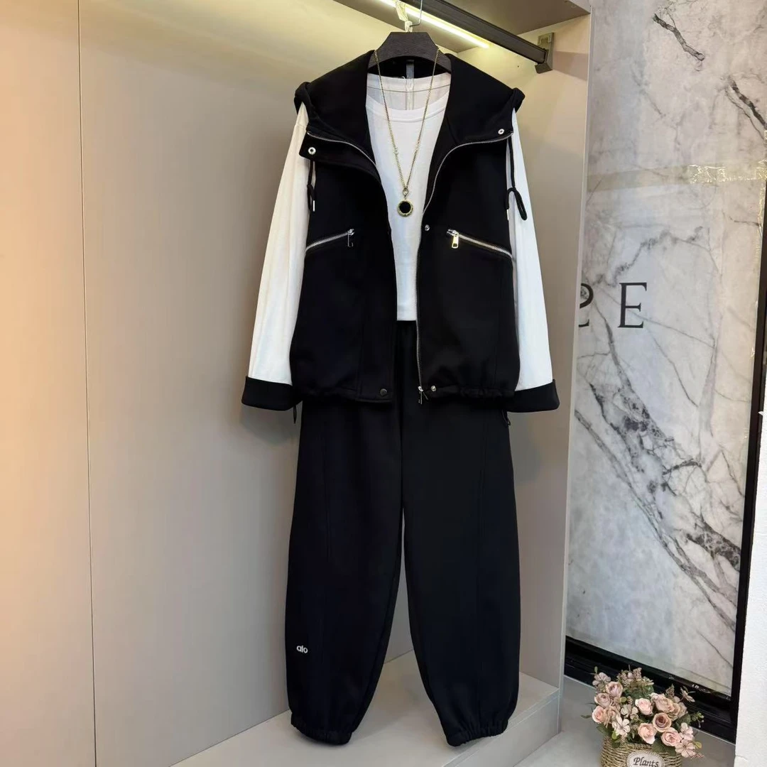 早春新款时尚休闲减龄大码女装连帽马甲内搭裤子2025简约三件套