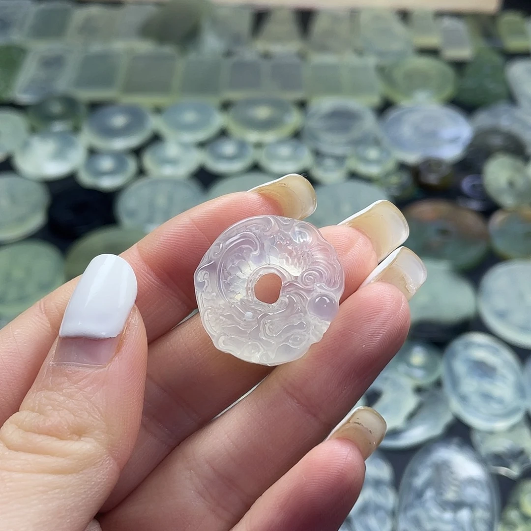 岫玉未镶嵌颈饰龙扣