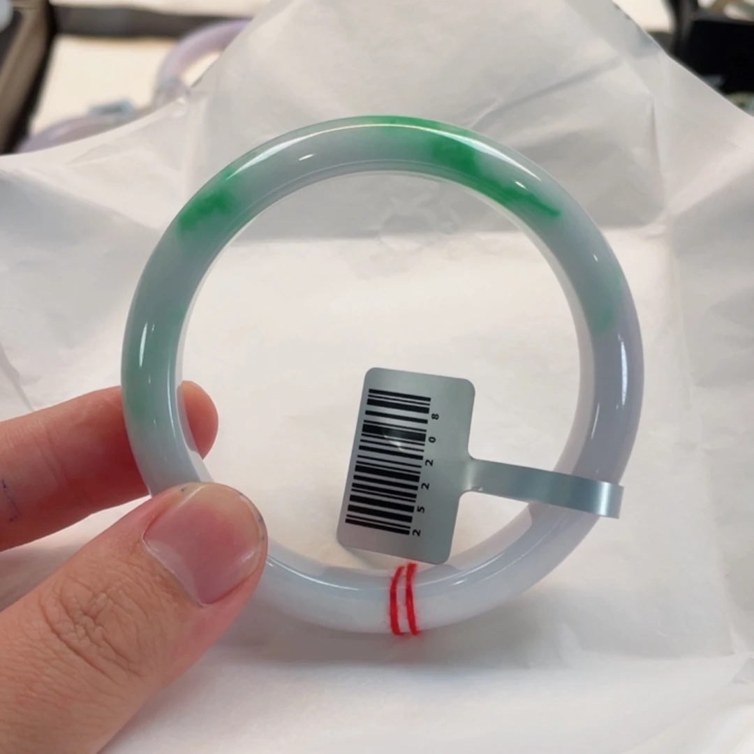 翡翠未镶嵌手镯130号 63正圈 有长纹