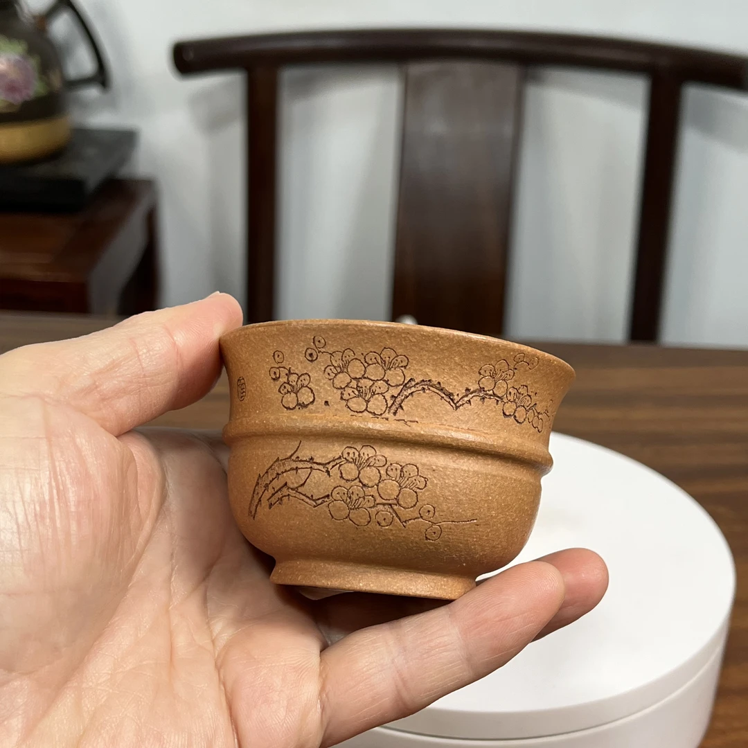 段泥腰线主人杯 手工刻绘 暗香容量130毫升。紫砂杯