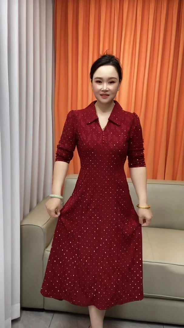 2025春季时尚洋气亮闪闪V领妈妈装显瘦轻奢中长款气质连衣裙