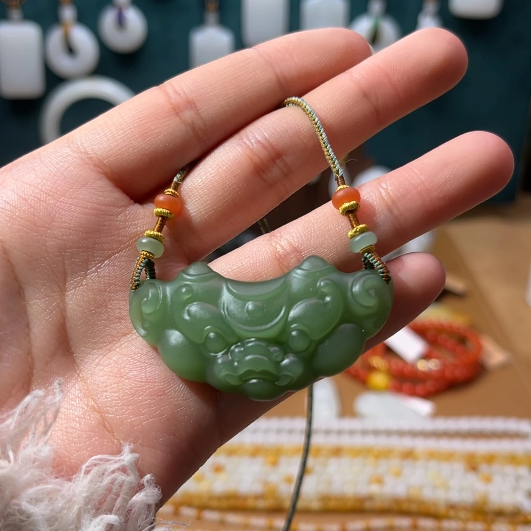 和田玉颈饰未镶嵌叫***人兽面