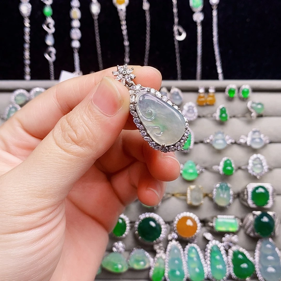 翡翠银S925镶嵌颈饰如意