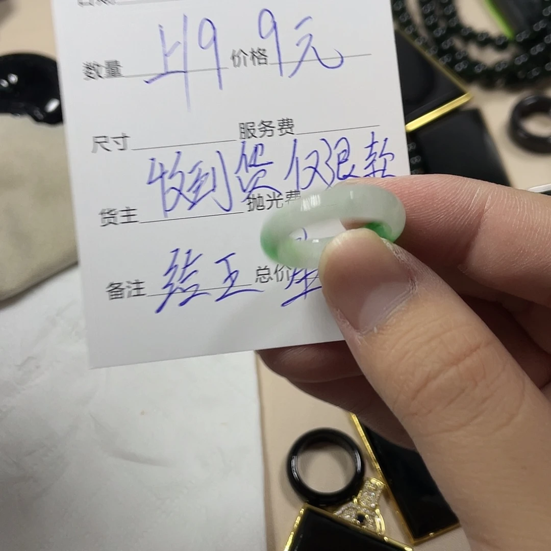 加***椒翡翠未镶嵌颈饰翡翠