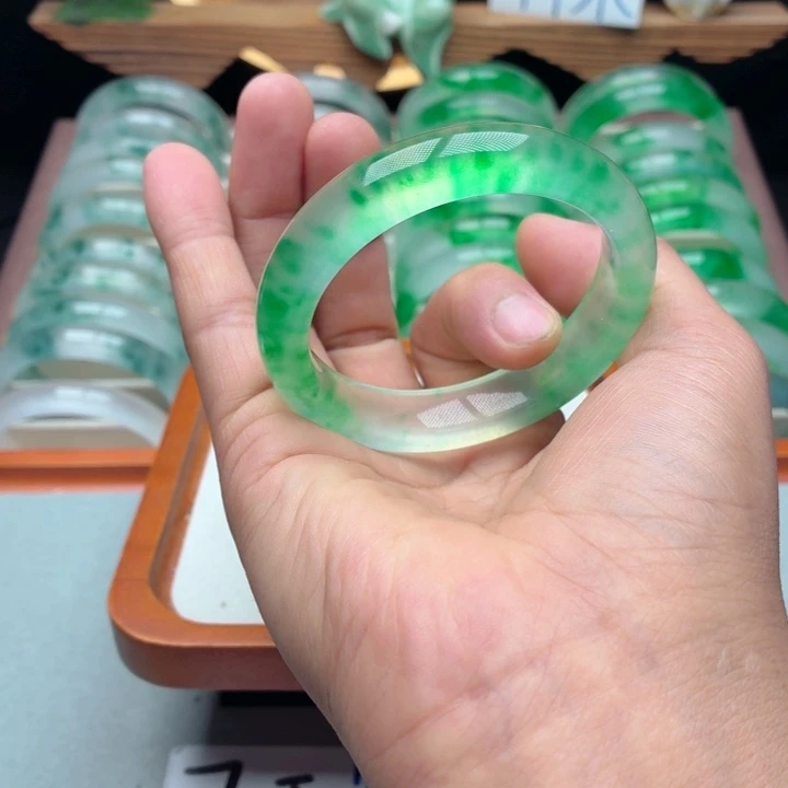 2***姐石英质玉未镶嵌手镯