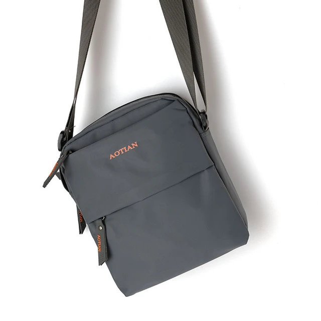 单肩包男士2025新款大容量防水斜挎包潮流休闲商务小背包尼龙竖款