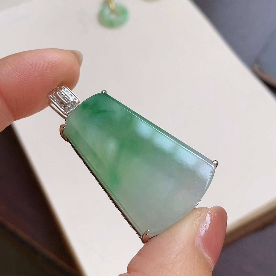 翡翠颈饰未镶嵌绿花无事牌