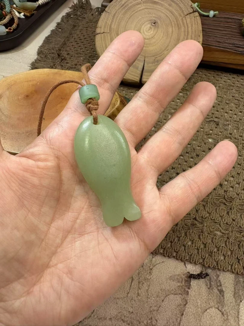 和田玉黄口小糖鱼吊坠，寓意生活富足有余