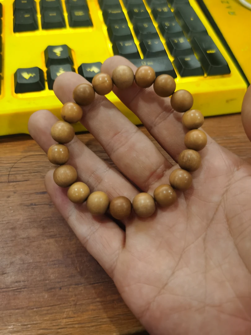 10拆房老料手串孔道大微瑕，老山檀香，多样性发其一